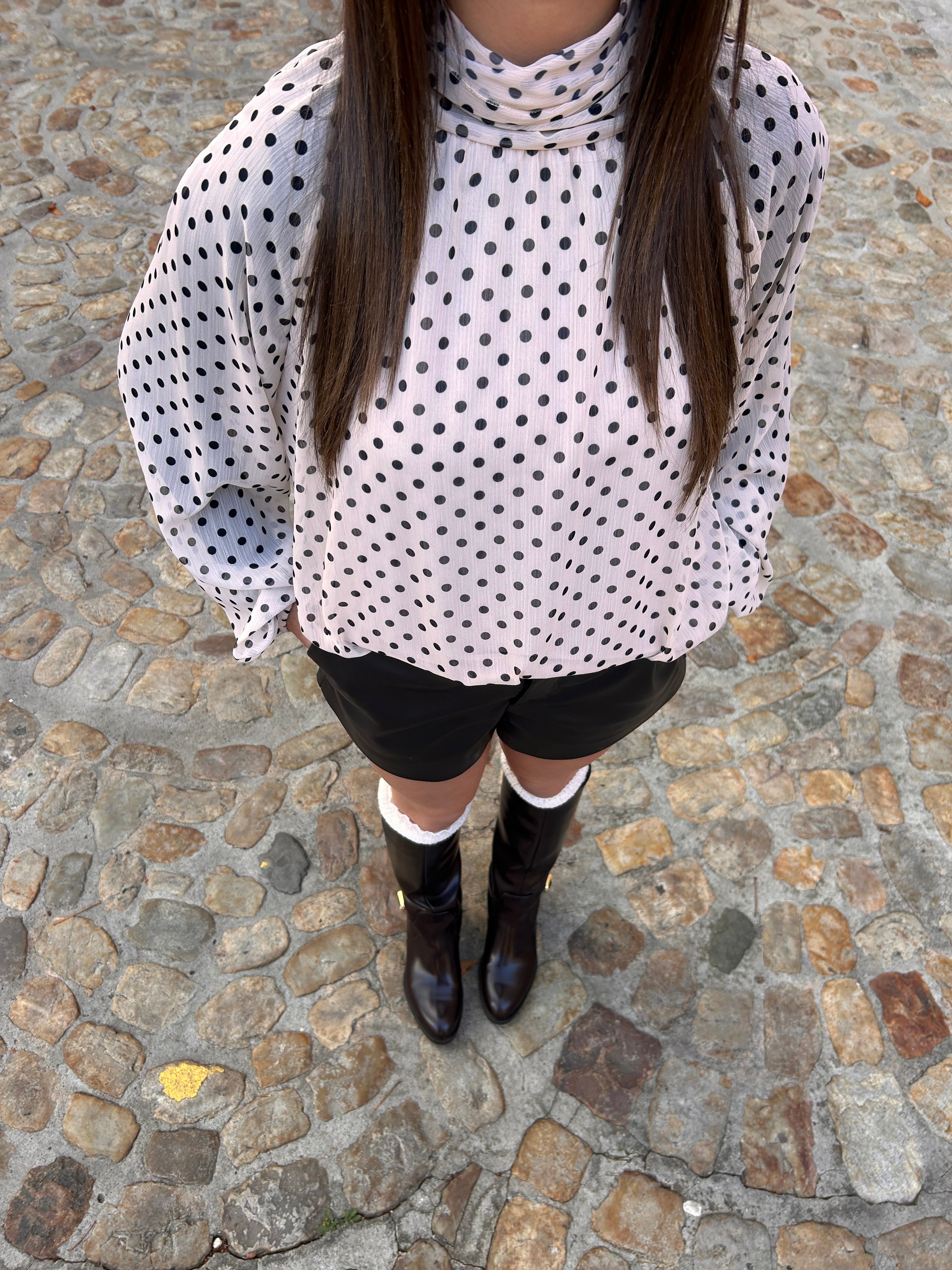 Blouse à pois beige